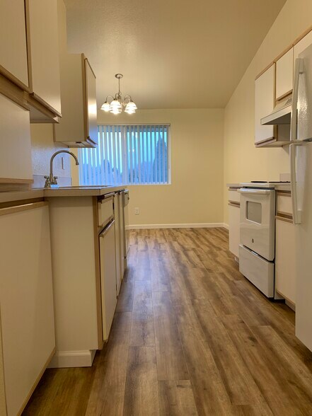 Building Photo - Saddle Club Apartments