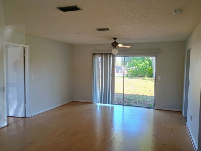 Building Photo - 2 bed 2 bath house for rent