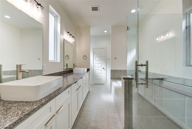 Building Photo - 2928 El Fenice Ln