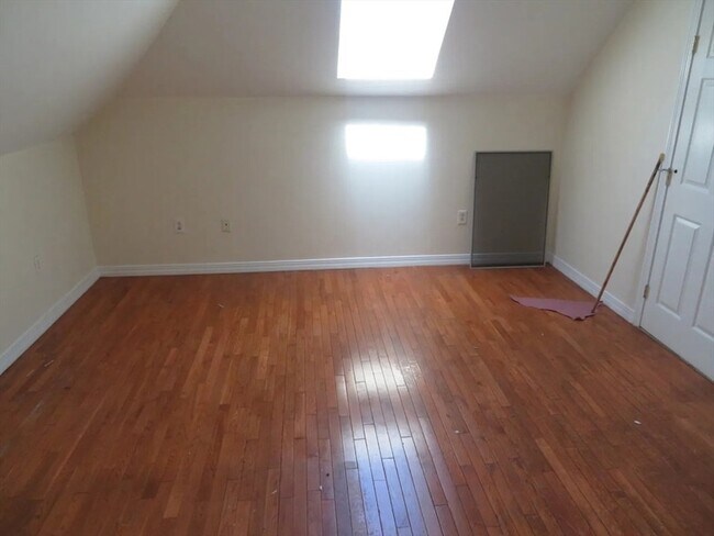 Building Photo - 1072 River St