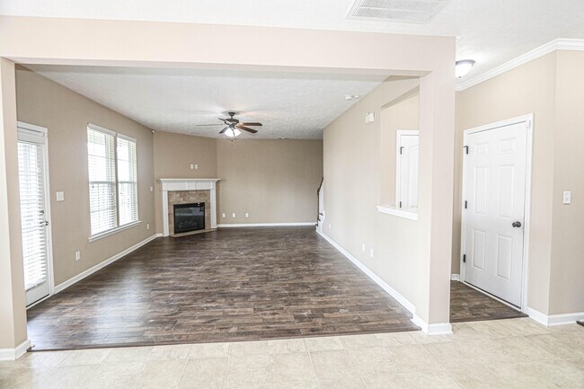 Building Photo - 1315 York Dr