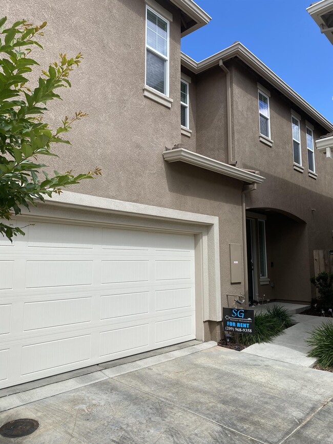 Building Photo - 3925 Lookout Dr