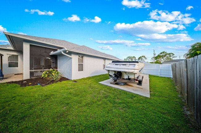 Building Photo - 5918 NW Hann Dr