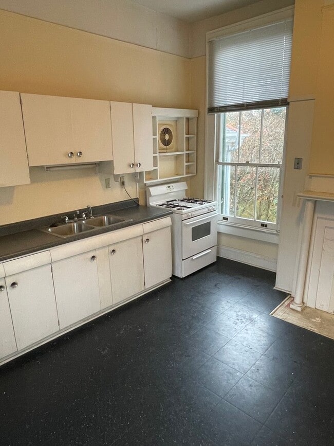 Building Photo - Spacious 2BD/1BA Uptown