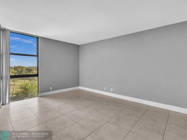 Building Photo - 20379 W Country Club Dr