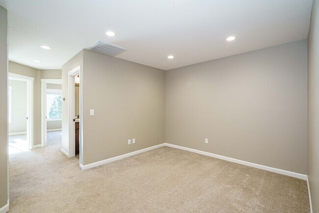 Building Photo - Beautiful Single-Level Home | 3 Bed, 2.5 B...