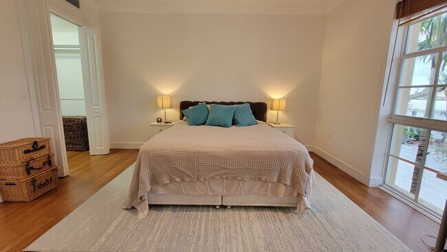 Building Photo - Luxury Apartment Right On The Beach In Lau...