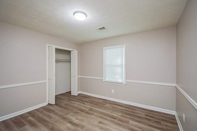 Building Photo - 1407 Hillside Pl SE