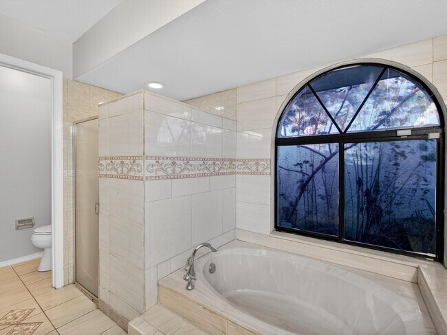 Building Photo - 566 SE Damask Ave