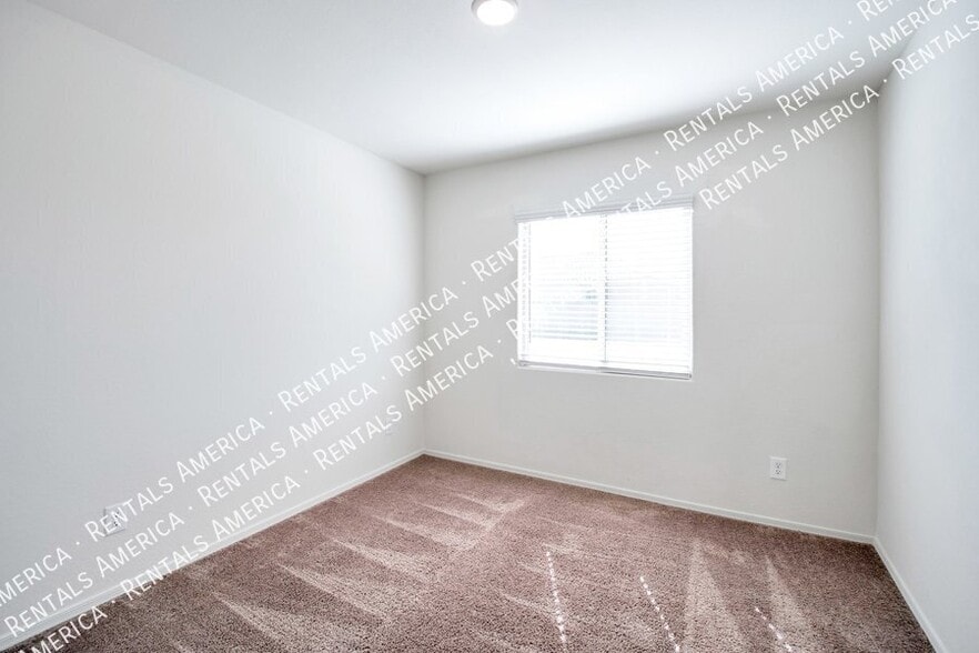 Building Photo - 1560 E Demain Dr