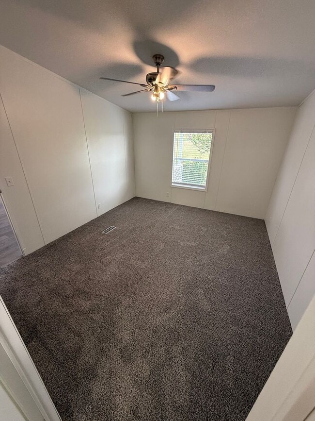 Building Photo - Charming 3 bed 2 bath on 1 acre lot