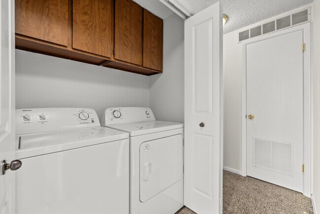 Building Photo - Charming townhome centrally located with great access to the Greenbelt and BSU!