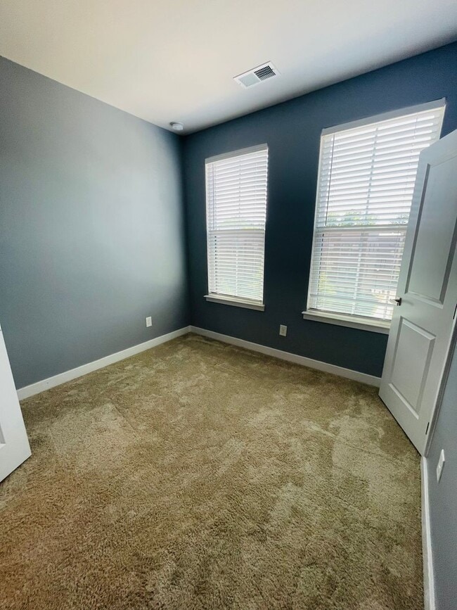 Building Photo - Sophisticated and Spacious 3BR-3.5 Bath To...