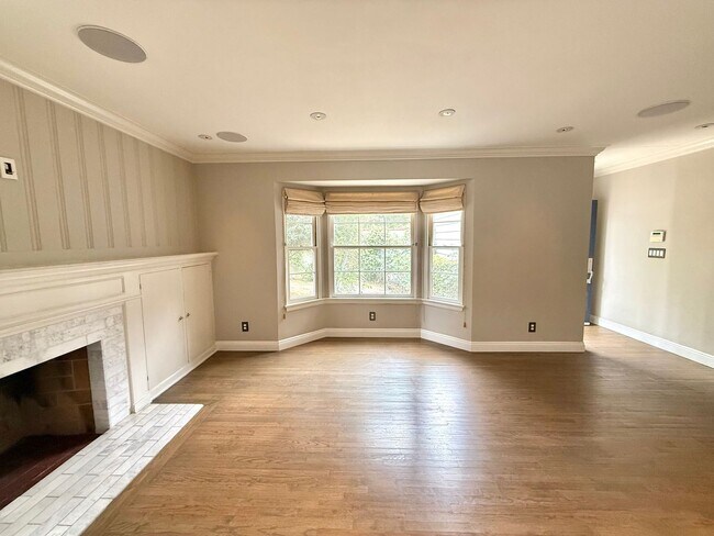 Building Photo - Rare Opportunity in the Heart of South Pas...