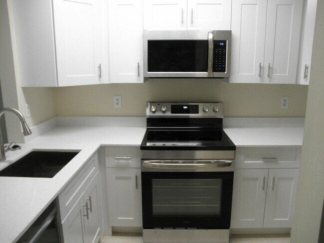 Building Photo - 721 Cypress Way E