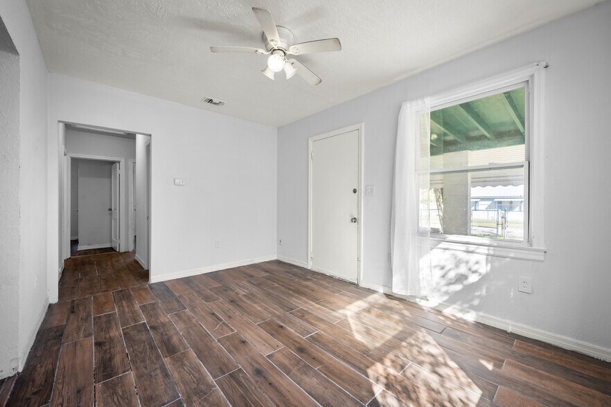 Building Photo - 1602 Wambolt St