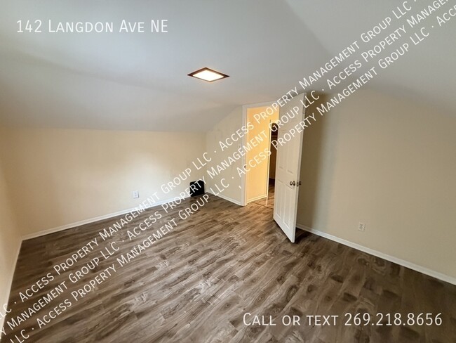 Building Photo - 142 Langdon Ave NE