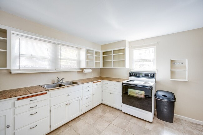 Building Photo - LEASE TAKEOVER - Perfect for Students!