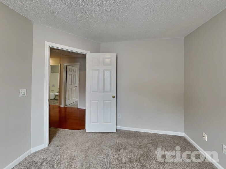 Building Photo - 5005 Hyacinth Ln