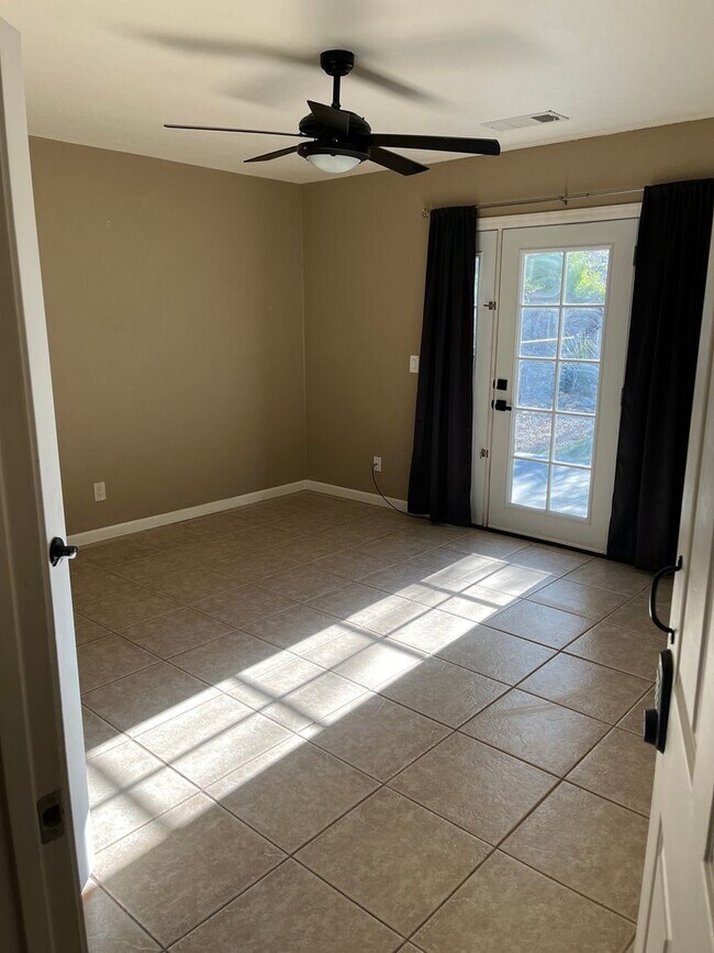 Building Photo - Modern, updated 3B/2B with fenced yard and sun room in Cottonwood