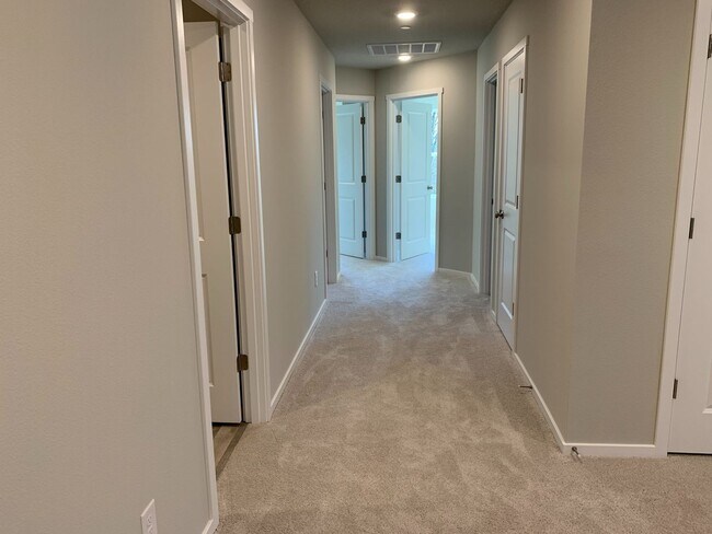 Building Photo - Gorgeous  4 Bed 2.5 Bath Home in Camas! Union School District! Laminate Floors Throughout Main! S...