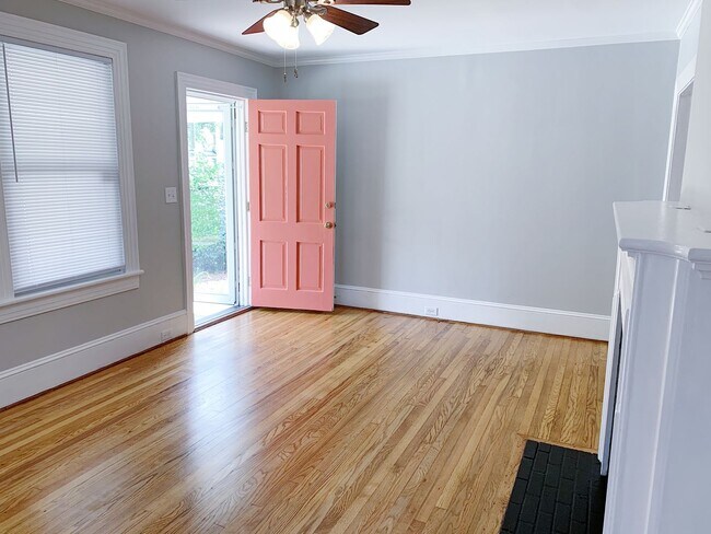 Building Photo - 3 Bed 2 Baths Grid home with fenced backya...