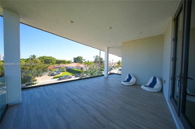 Building Photo - 7520 W Treasure Dr