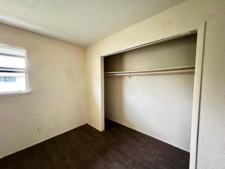 Building Photo - 712 E Sugarcane Dr