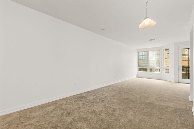 Building Photo - 2 Bed/2 Bath Condo available at Union Square!