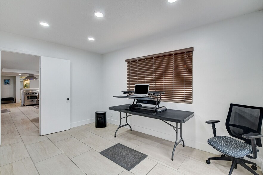 Building Photo - 945 Vegas Valley Dr