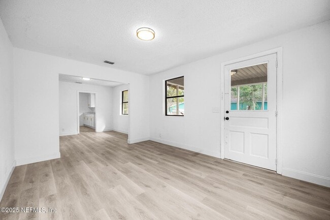 Building Photo - 2057 Blair St