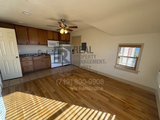 Building Photo - 902 W 11th St