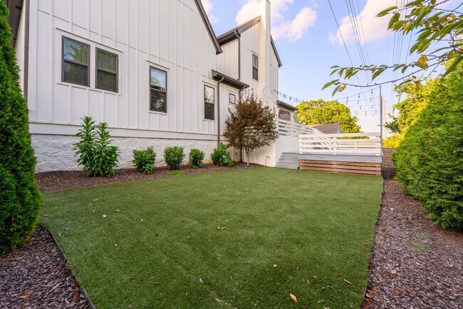 Building Photo - **LIKE-NEW, HIGH-END EXECUTIVE HOME WITH INCREDIBLE OUTDOOR ENTERTAINING IN IDEAL LOCATION**