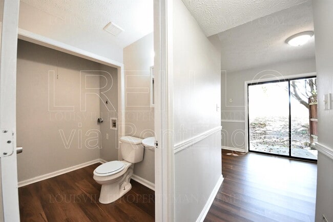 Building Photo - 621 Westport Rd