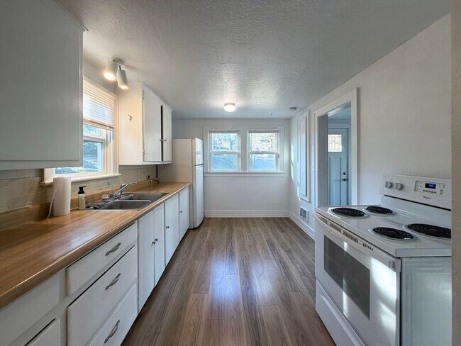 Building Photo - 3511 Willamette St