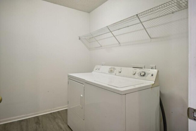 Building Photo - 2455 Beckenham Pl