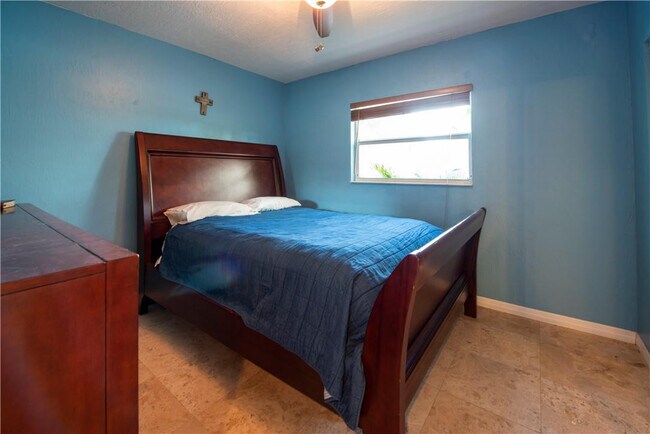 Building Photo - 530 NE 15th Ct