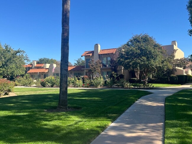 Building Photo - Spacious 3 Bedroom, 2.5 Bath Condo in a Be...