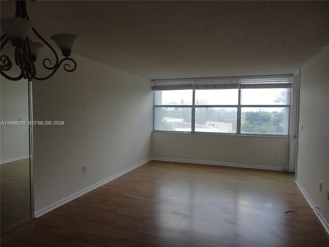 Building Photo - 1300 NE Miami Gardens Dr