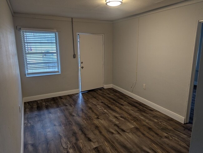 Building Photo - Charming 1 Bedroom 1 Bath. Utilities included. Your fury friends are Welcome!