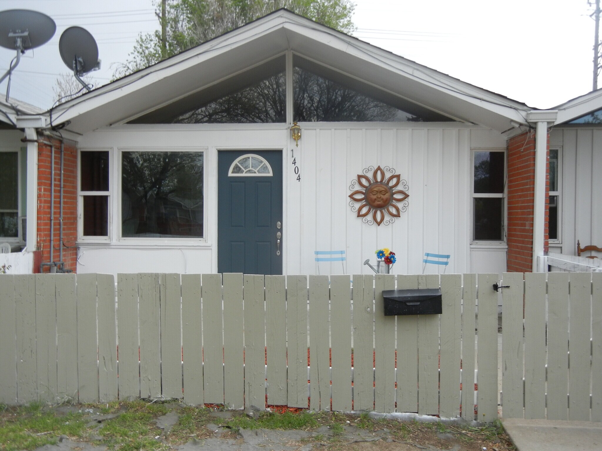 Cute front patio that opens to common space. - 1400 Julian St