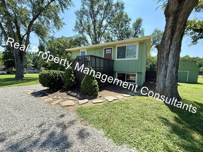 Building Photo - Charming Home in a Country Setting