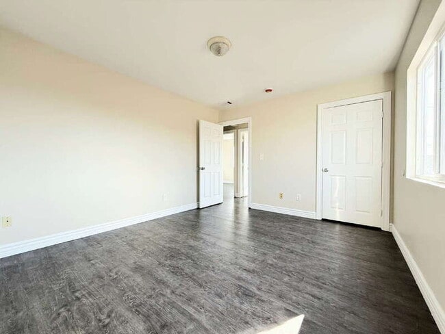 Building Photo - 846 W 55th St