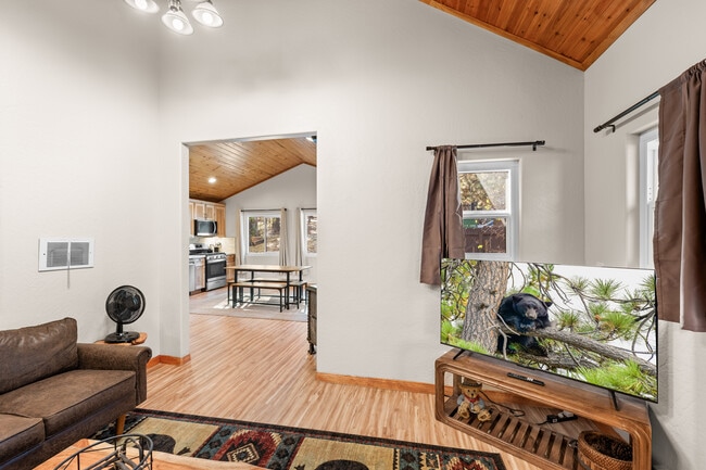 Building Photo - 1025 E Country Club Blvd