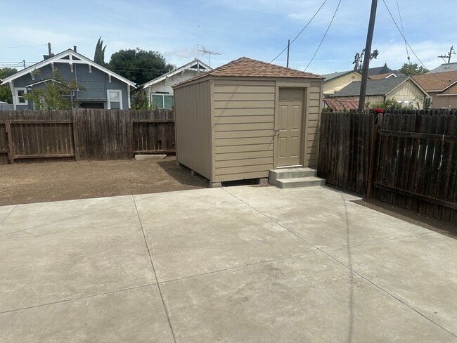 Building Photo - Charming & Cheery 3-Bedroom Duplex in Old ...