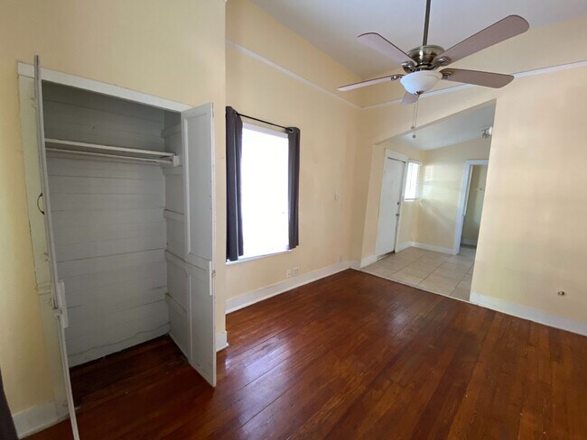 Building Photo - Charming & Updated 3 BR / 2 BA House Downtown & Walking Distance to the University of TX / Wood F...