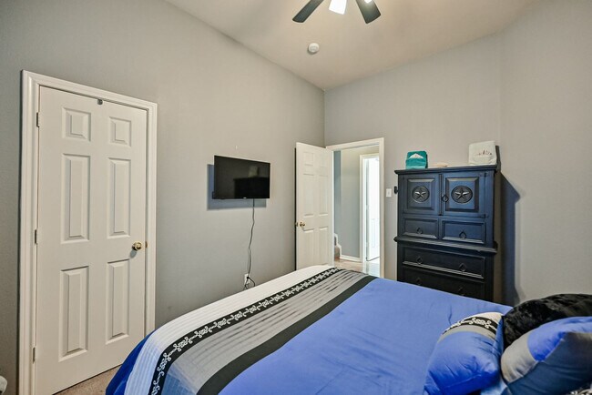 Building Photo - 1705 Fairfax Dr