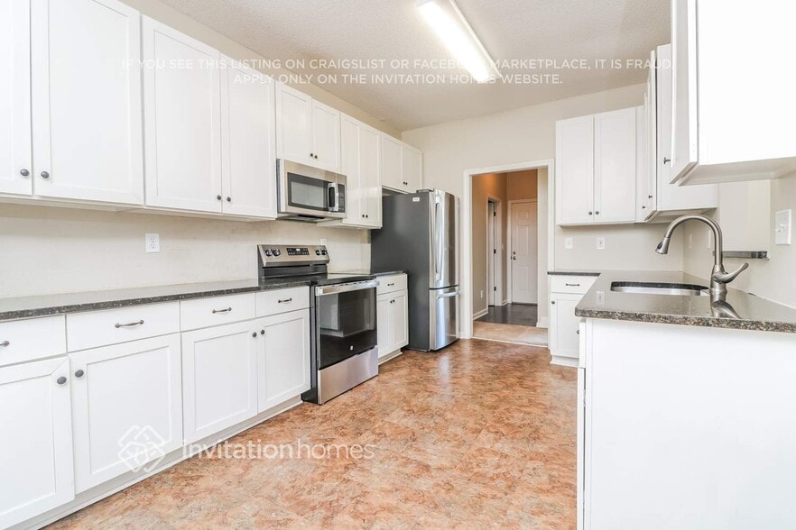 Building Photo - 960 Soaring Dr NE