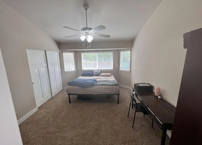Building Photo - Great Neighborhood 3bd/ 2.5 Avail. Nov. 28th