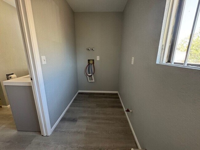 Building Photo - 2BR Remodeled and Updated, Large cement pa...